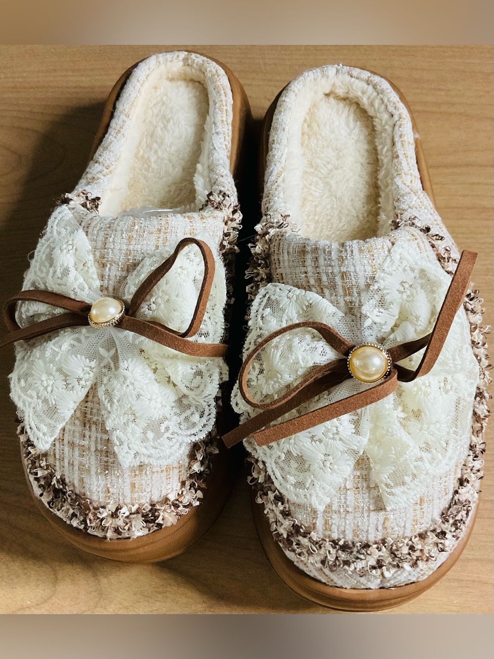 Slippers with lace and leather bow